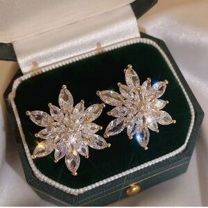 🖤5/$25 snowflake crystal zircon starburst earrings gold